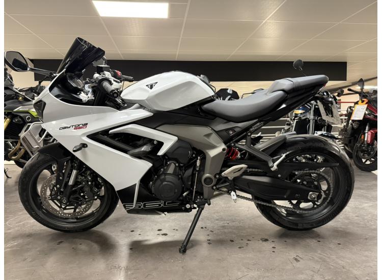 TRIUMPH 	DAYTONA 660 A2